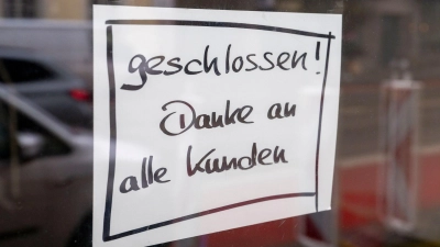 Angesichts der Konkurrenz durch den Online-Handel haben es kleine Läden immer schwerer. Die Folge sind gesunkene Ladenmieten. (Symbolbild)  (Foto: Peter Kneffel/dpa)