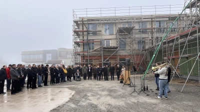 Zum Richtfest an der Landesfinanzsschule fand sich am Mittwoch eine große Feierrunde zusammen. (Foto: Martina Haas)