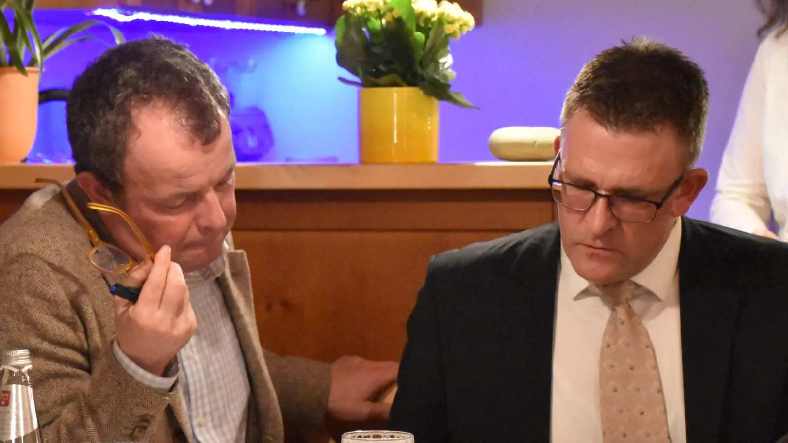 Sugenheims CSU-Ortsvorsitzender Paul von und zu Franckenstein (links) und der nun auch von den Christsozialen nominierte Bürgermeisterkandidat Günther Schell klärten nach dem Abstimmungsprozedere noch einige formale Details. (Foto: Andreas Reum)