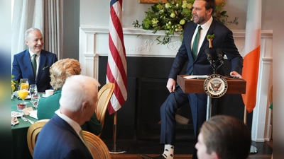 Vance mit Sockenstatement (Foto: Niall Carson/PA Wire/dpa)