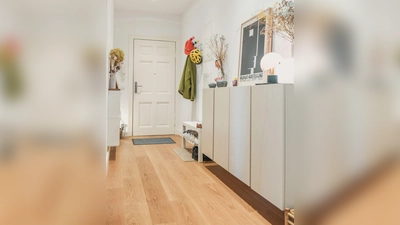 Helle Farben und gute Beleuchtung machen den Flur freundlicher: Mehrere Lichtquellen schaffen eine angenehme Atmosphäre. (Foto: Zacharie Scheurer/dpa-tmn)