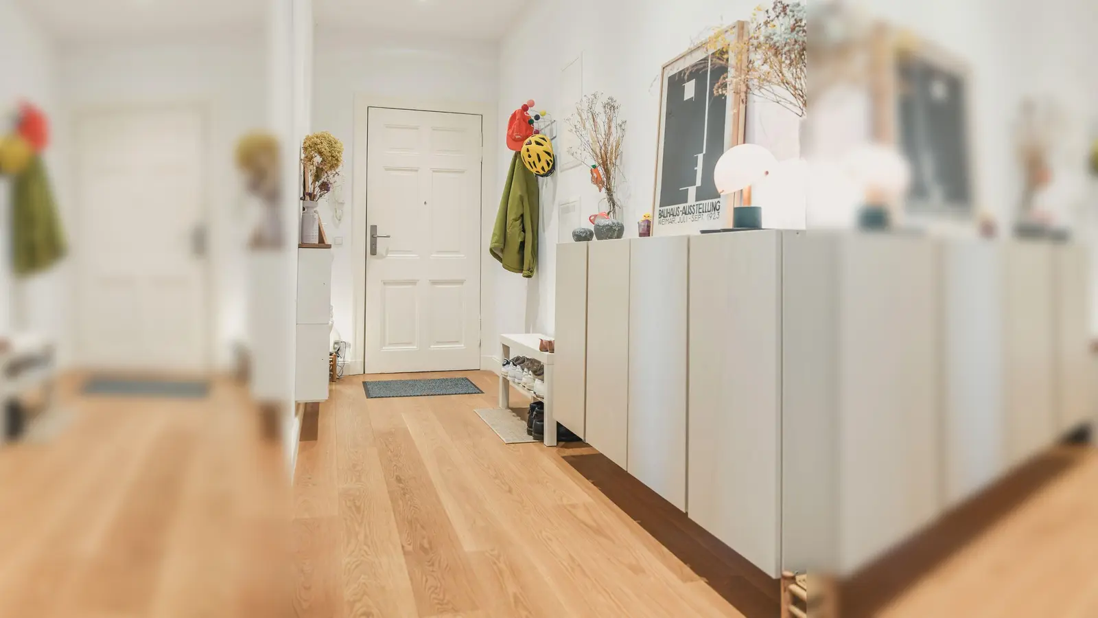 Helle Farben und gute Beleuchtung machen den Flur freundlicher: Mehrere Lichtquellen schaffen eine angenehme Atmosphäre. (Foto: Zacharie Scheurer/dpa-tmn)