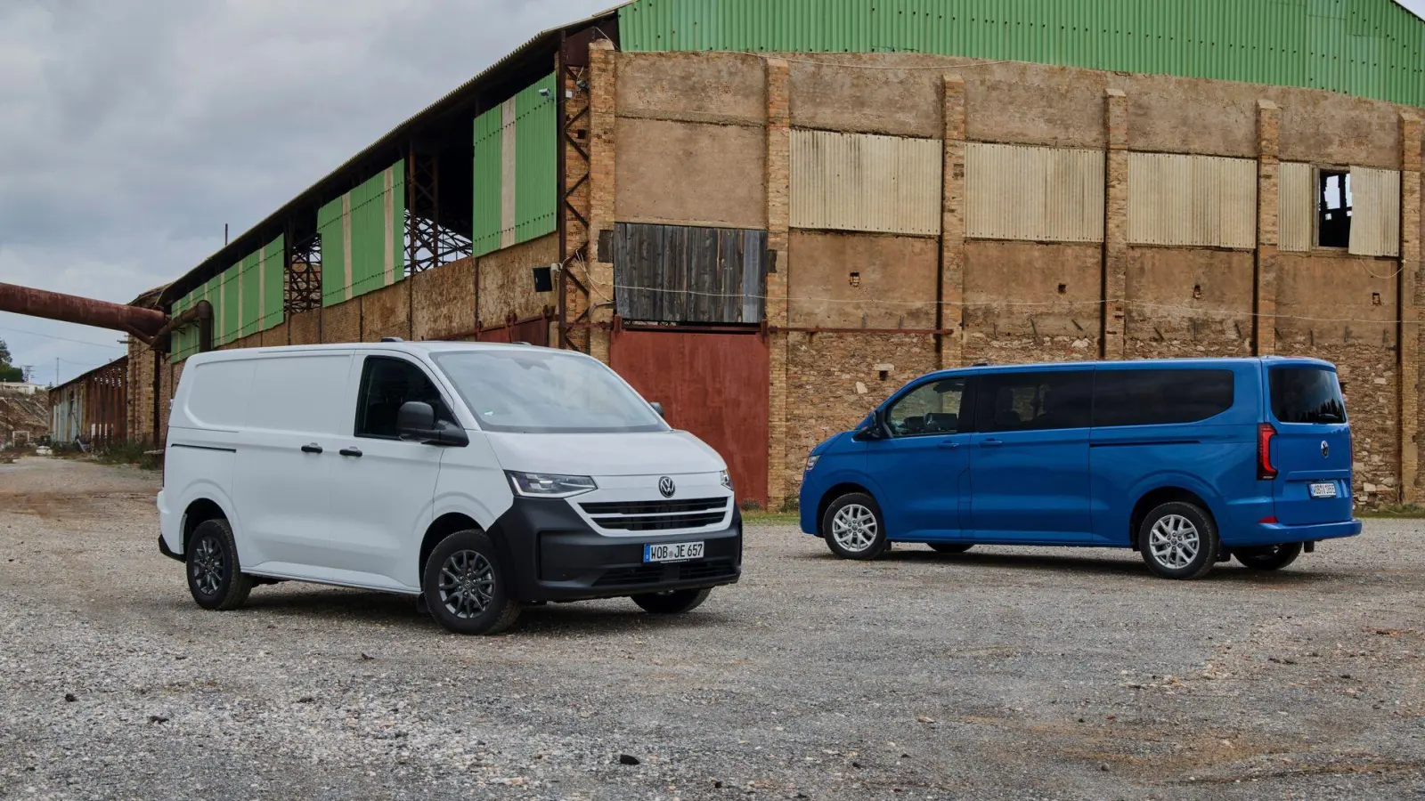 Volkswagen bietet den T7 unter anderem als Transporter (l) und Caravelle (r) an. (Foto: Volkswagen AG/dpa-tmn)