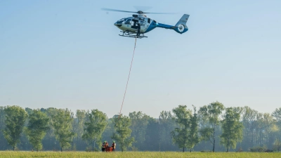 Auch am Freitag beschäftigt der Brand die Feuerwehr. (Foto: Ferdinand Merzbach/NEWS5/dpa)