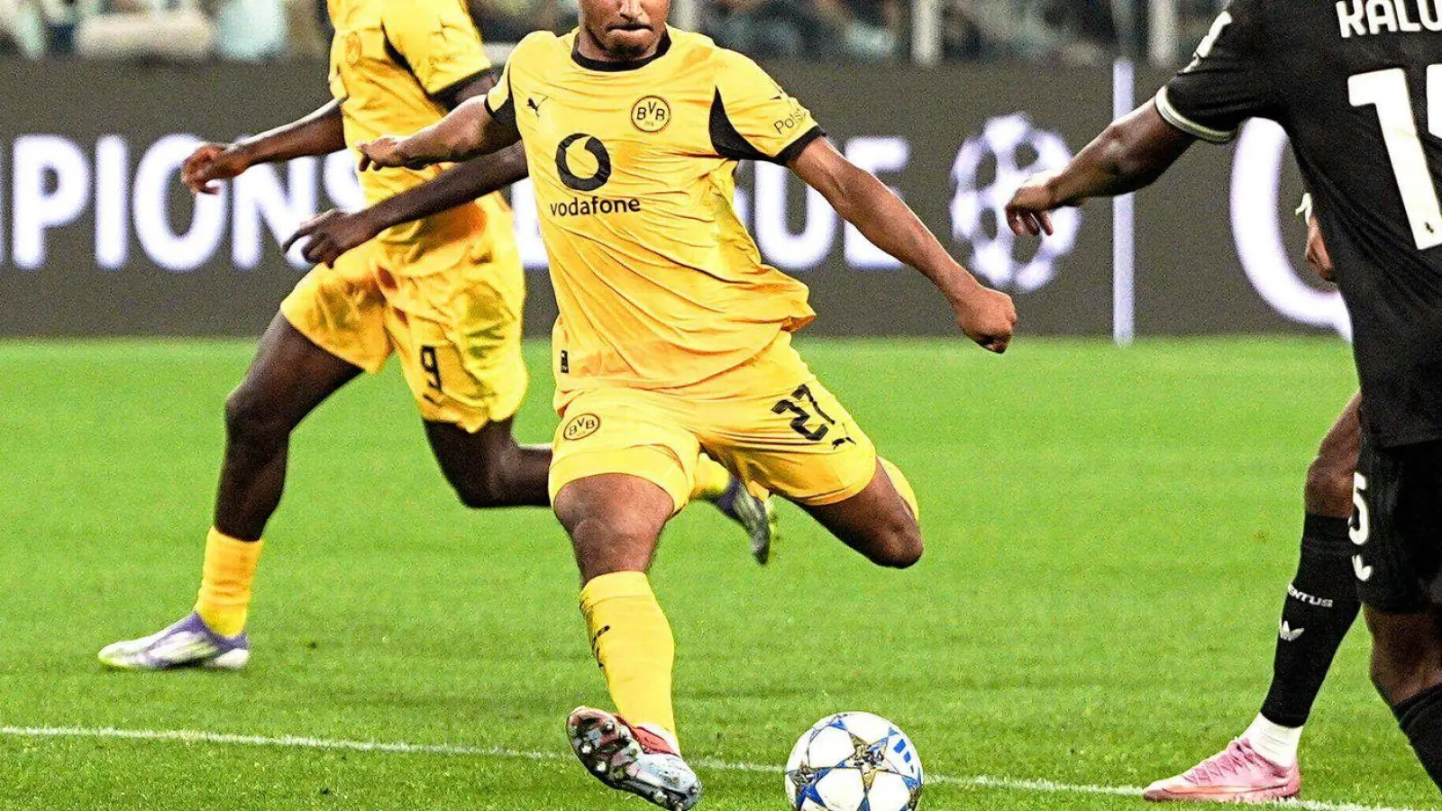 Adeyemi traf mit einem feinen Schuss zur Führung für den BVB. (Foto: Marco Alpozzi/LaPresse/AP/dpa)