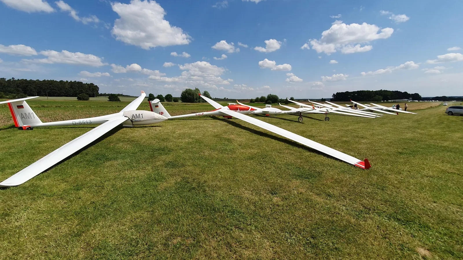 Die Teilnehmer des LIMA-Lehrgangs mit ihren Flugzeugen. (Foto: Dirk Hahn)