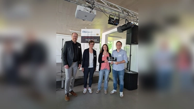 Professor Dr. Johannes Hasselhorn von der Friedrich-Alexander-Universität Erlangen-Nürnberg, Ministerialdirigentin Eva Schwab sowie die Lehrkräfte Helen Gibson und Sebastian Felbel (von links) freuen sich über die Auszeichnung. (Foto: Christoph Utz)