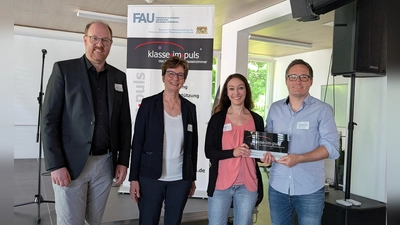 Professor Dr. Johannes Hasselhorn von der Friedrich-Alexander-Universität Erlangen-Nürnberg, Ministerialdirigentin Eva Schwab sowie die Lehrkräfte Helen Gibson und Sebastian Felbel (von links) freuen sich über die Auszeichnung. (Foto: Christoph Utz)