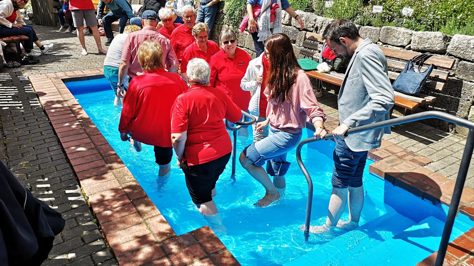 Rein ins Becken: Zum Saisonauftakt war das Wasser der Kneipp-Anlage noch ziemlich frisch. Dennoch absolvierten fast alle Anwesenden ein paar Storchengang-Runden. (Foto: Jürgen Binder)
