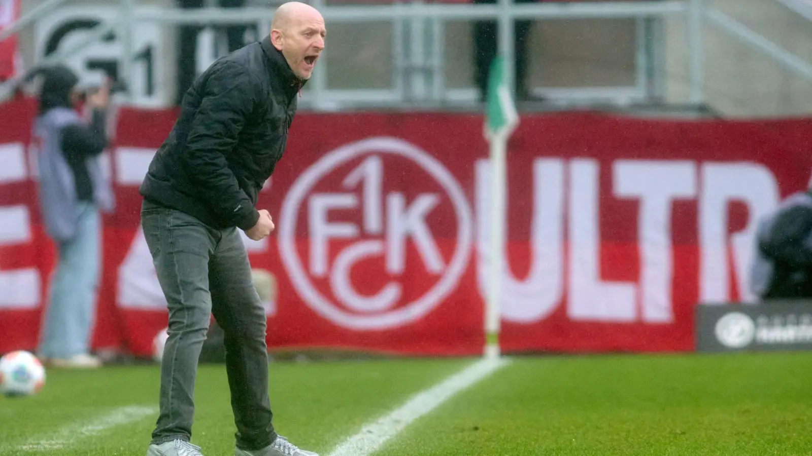  Torsten Lieberknecht verliert mit dem 1. FC Kaiserslautern und sieht Rot. (Archivbild) (Foto: Bernd Thissen/dpa)