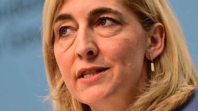 Aus Sicht von Warken ist die beitragsfreie Mitversicherung ein Beschäftigungshemmnis. (Archivbild) (Foto: Sebastian Gollnow/dpa)