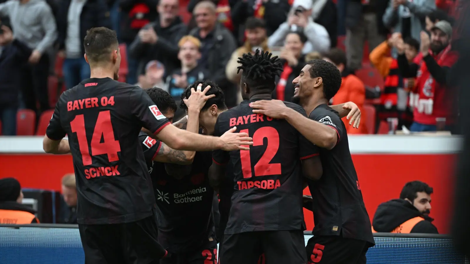 Leverkusen jubelt über das 5:3 gegen Wolfsburg.  (Foto: Fabian Strauch/dpa)