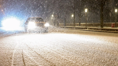 Der erste Schnee in Hamburg führt gleichzeitig auch zu glatten Straßen (Symbolbild) (Foto: Bodo Marks/dpa)
