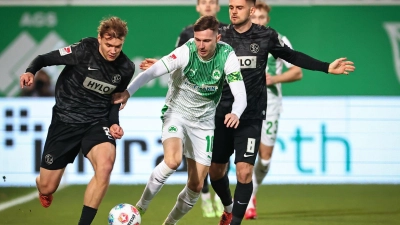 Fürth-Kapitän Branimir Hrgota (M) kehrte nach einem Infekt zurück ins Team. (Foto: Daniel Karmann/dpa)