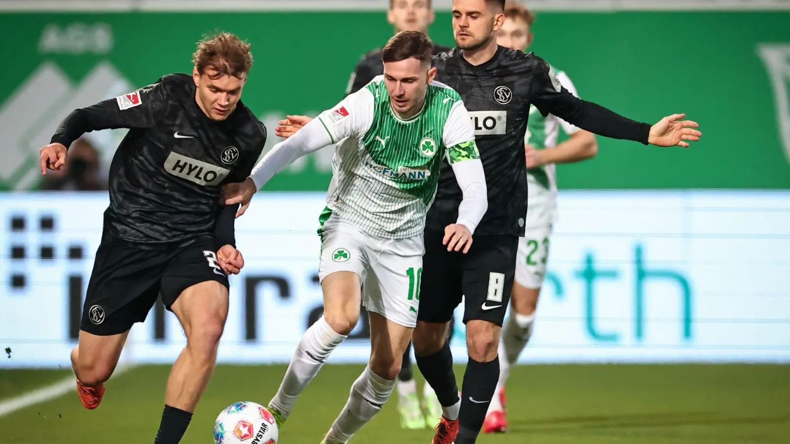 Fürth-Kapitän Branimir Hrgota (M) kehrte nach einem Infekt zurück ins Team. (Foto: Daniel Karmann/dpa)