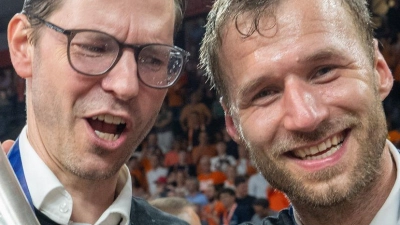 Feierte mit Ulm und Coach Gavel (rechts) 2023 den Meistertitel - im Sommer geht er nach München: Sportdirektor Thorsten Leibenath. (Archivbild) (Foto: Stefan Puchner/dpa)