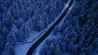 Entspannt durch die Winterlandschaft: Mit gutem Licht und vorsichtigem Agieren am Lenkrad gelingt das besser. (Foto: Jan Woitas/dpa/dpa-tmn)