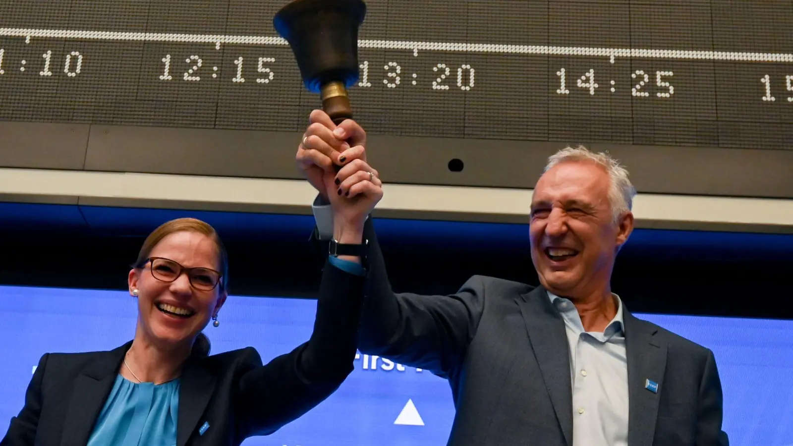 Schott-Pharma-Chef Andreas Reisse und Finanzvorständin Almuth Steinkühler läuten in Frankfurt die Börsenglocke. (Foto: Arne Dedert/dpa)