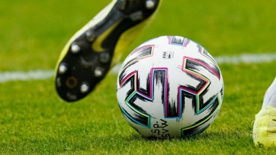 Der SV Weinberg brachte den Ball dreimal im KSC-Tor unter. (Symbolbild: Uwe Anspach/dpa)