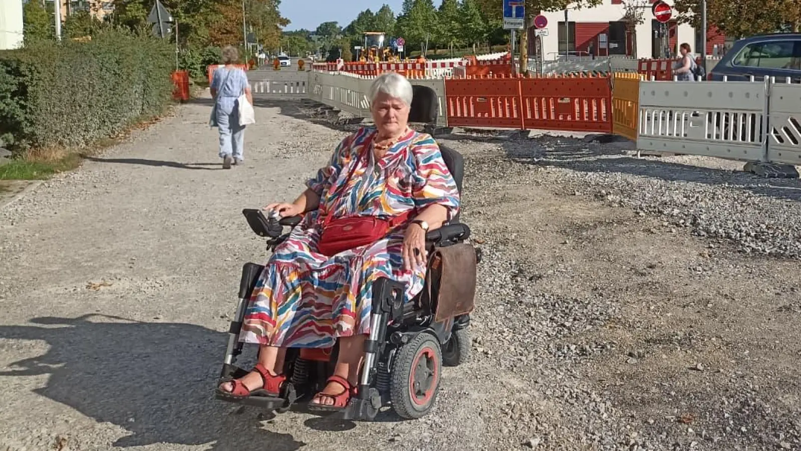 Karin Brüning hadert mit der fehlenden Barrierefreiheit im Kurviertel. (Foto: Alexander Rausch)