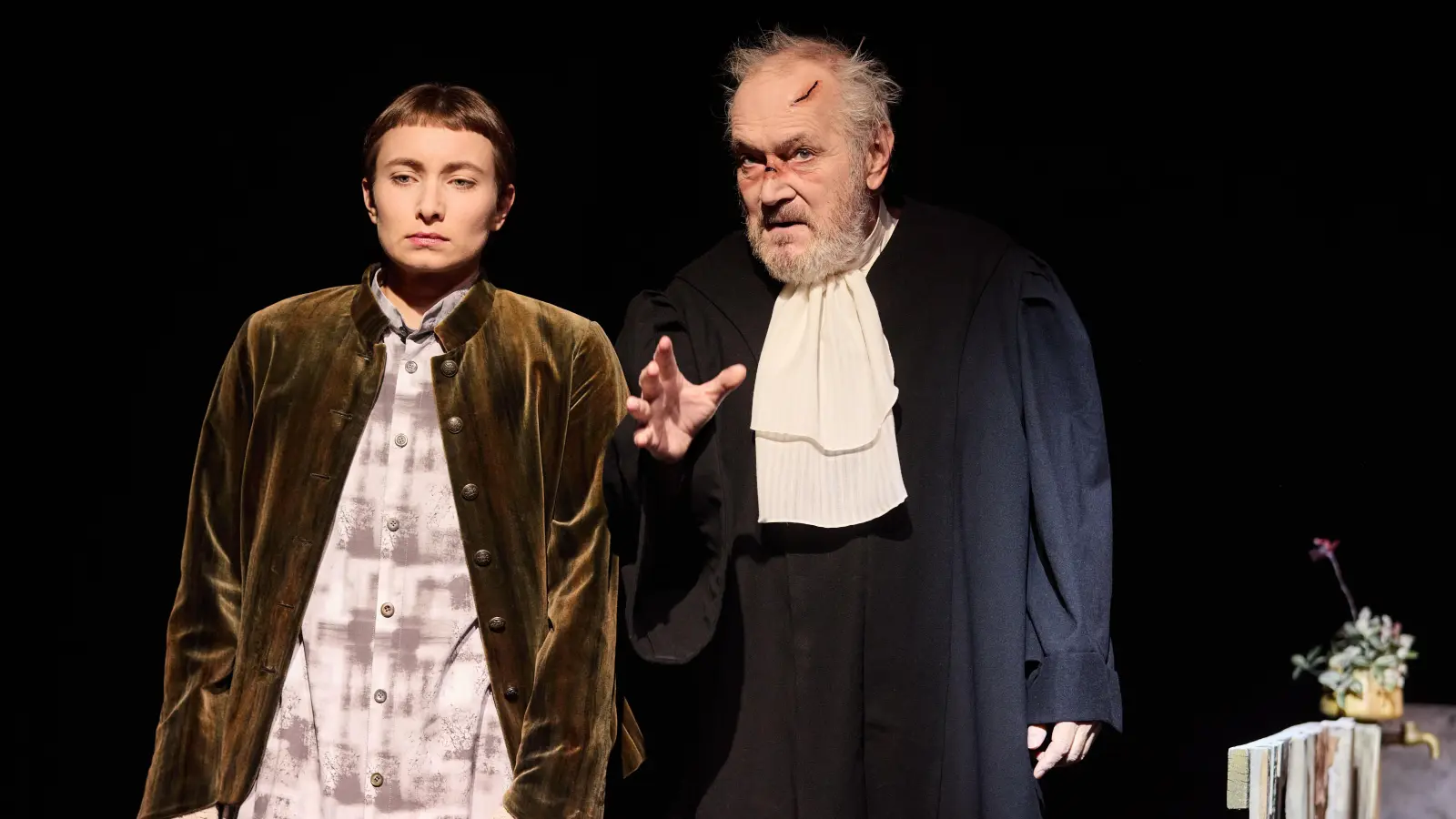 Dorfrichter Adam erpresst Eve, damit sie schweigt – eine Szene mit Luise Pahlke als Eve und Frank Damerius als Dorfrichter Adam- (Foto: Ludwig Olah)