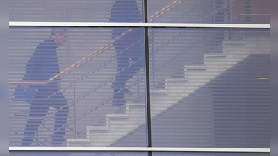 Hinter den Kulissen hat die Regierungsbildung begonnen. Union und SPD schickten insgesamt 18 Verhandler in die erste Runde.  (Foto: Hannes P. Albert/dpa)