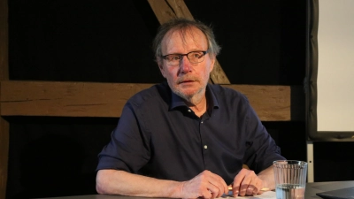 Christian Muggenthaler bei einer Veranstaltung der Lyrik-Reihe am Landestheater Dinkelsbühl: Er ermutigt das Publikum, sich einzulassen, und regt zur Mitarbeit an. (Foto: Martina Kramer)