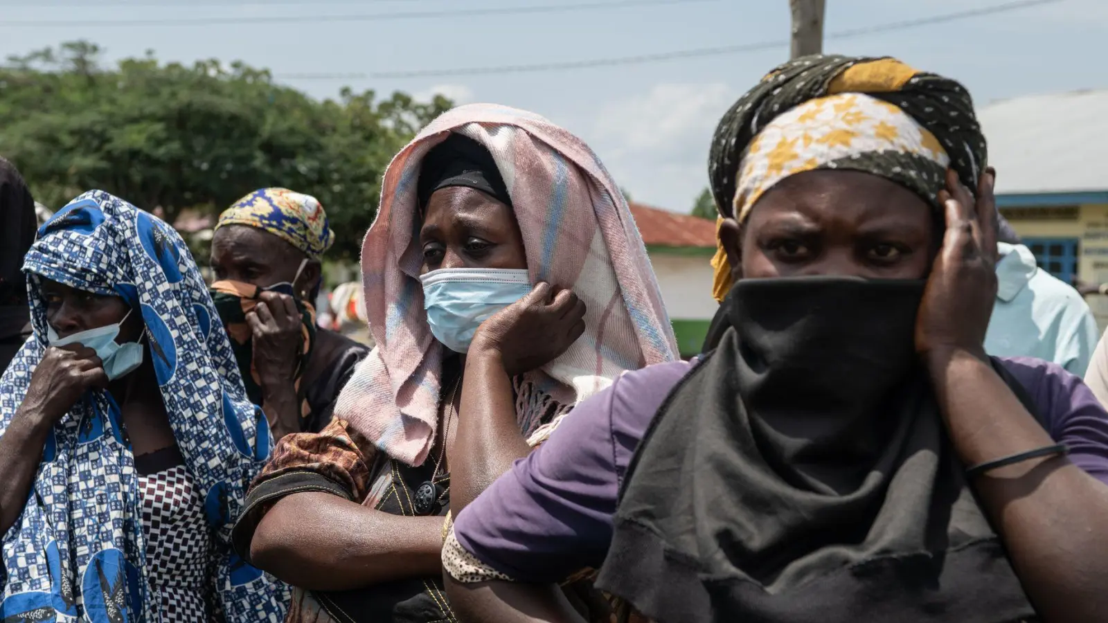 Angehörige sehen zu, wie an Ebola verstorbene Menschen aus einem Gesundheitszentrum in Rwampara, Kongo, gebracht werden. (Foto: Moses Sawasawa/AP/dpa)