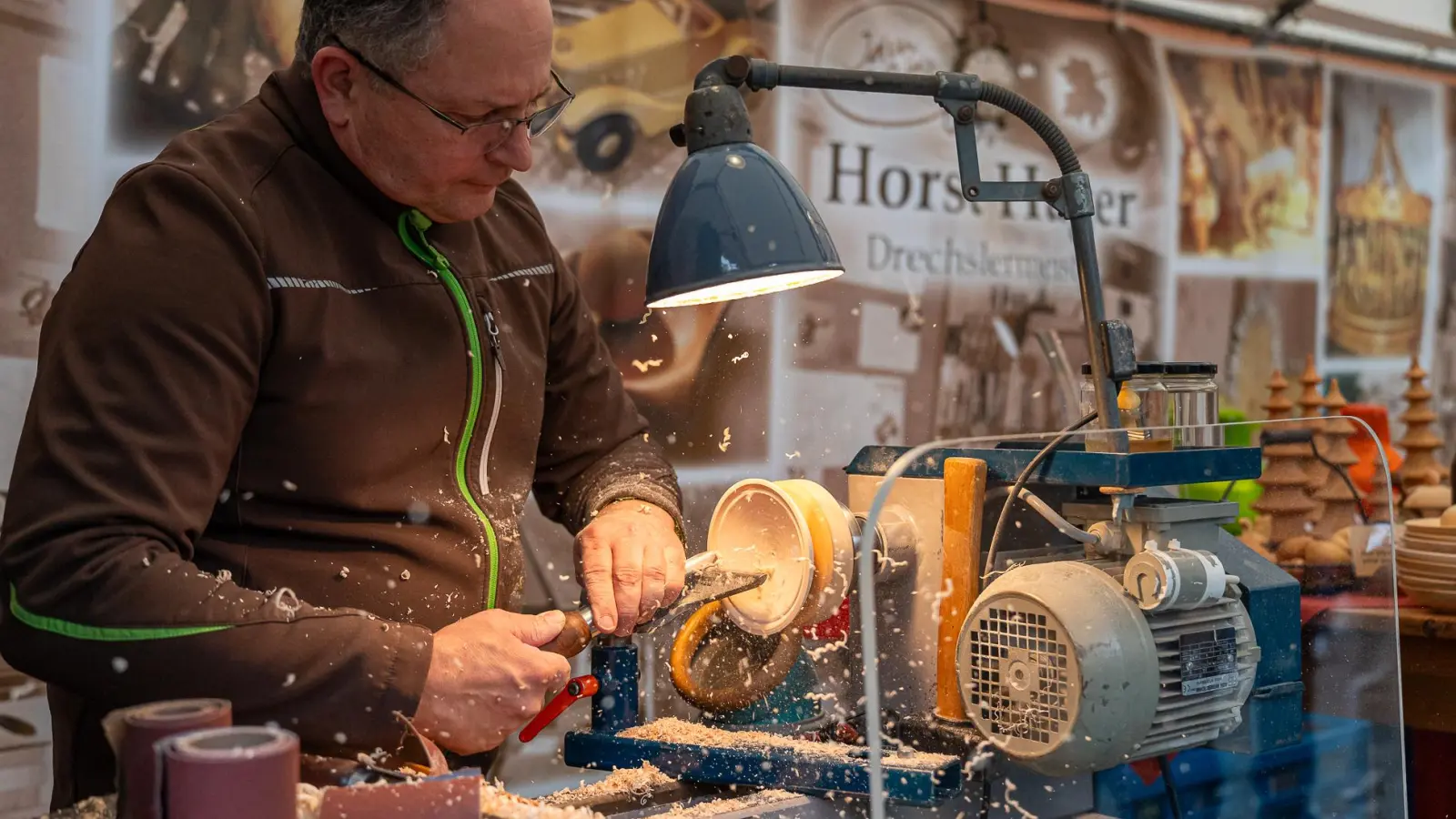 Beim Drechselmeister Horst Hager fliegen die Späne, als er eine kleine Ahornschale mit den Werkzeugen an seiner Drechselbank in Form bringt. (Foto: Mirko Fryska)