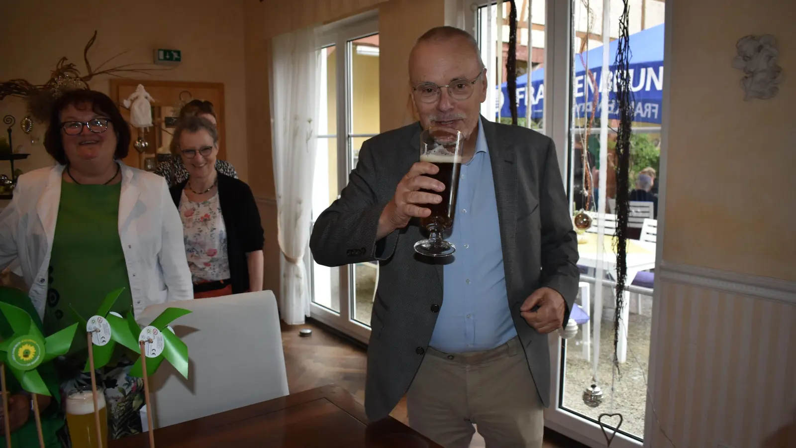 Ein Bierchen gönnte sich Uwe Kekeritz bei der Wahlparty der Grünen in Herbolzheim. Für ihn ist der Wahlkampf nun beendet – die Stichwahl verpasste der Ex-Bundestagsabgeordnete deutlich. (Foto: Christa Frühwald)