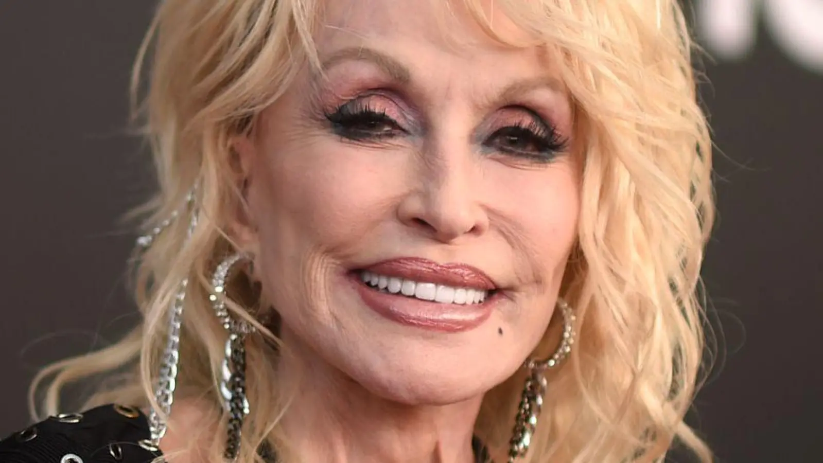 Dolly Parton stehen medizinische Eingriffe bevor. (Archivbild) (Foto: Richard Shotwell/Invision via AP/dpa)