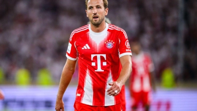 Das große „T“ auf den Bayern-Trikots - hier bei Harry Kane - symbolisiert die Partnerschaft des Rekordmeisters mit der Telekom. (Foto: Tom Weller/dpa)