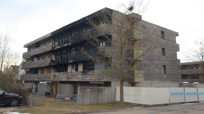 Nach dem Brand in der Herbartstraße in der Silvesternacht laufen derzeit Untersuchungen. Erst wenn die Ergebnisse vorliegen, wird der erforderliche Aufwand für eine Sanierung feststehen. (Foto: Robert Maurer)