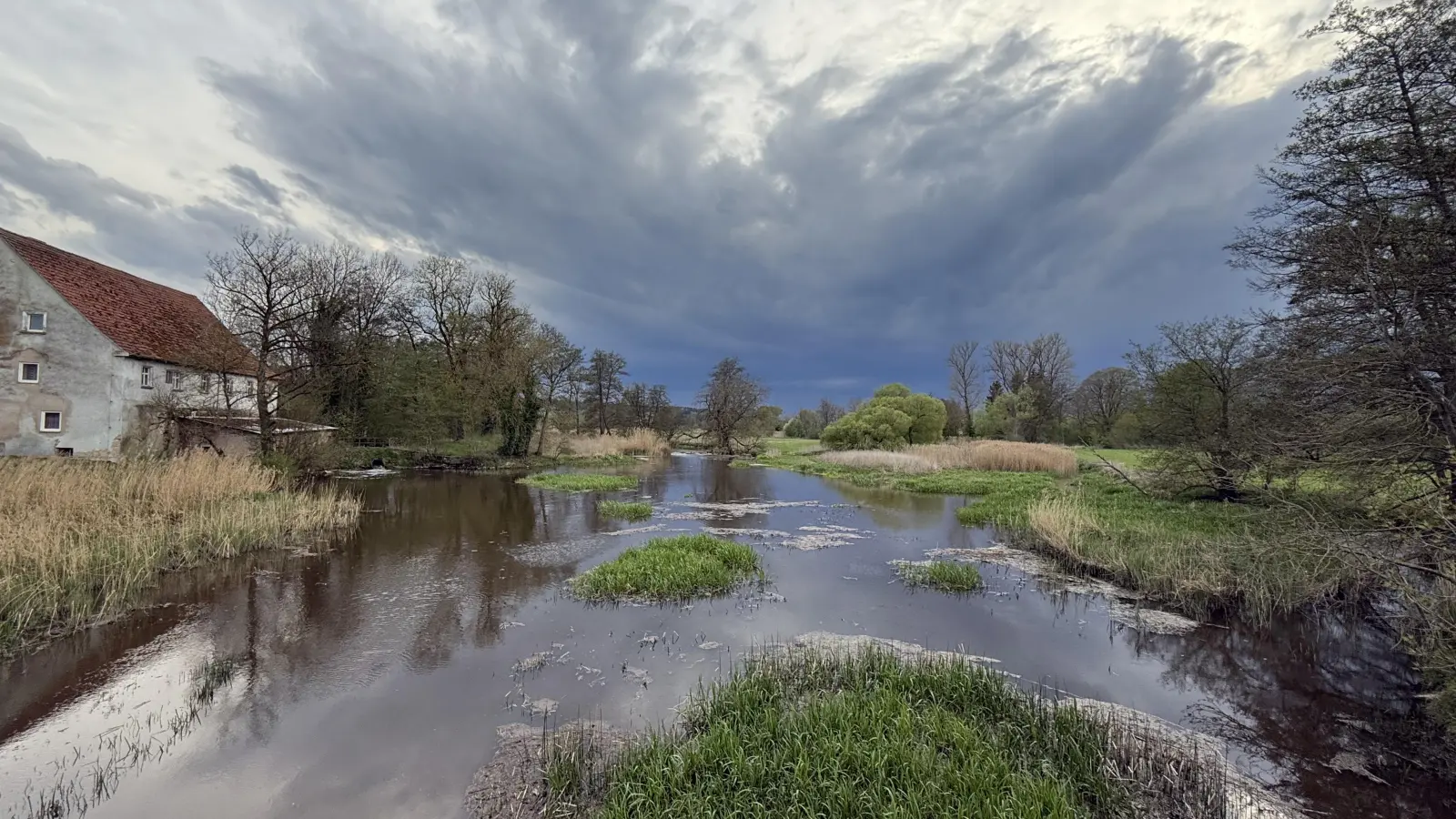 Schlechtes Wetter im Anmarsch - gesehen bei Weiltingen. (Foto: Dietmar Eder)