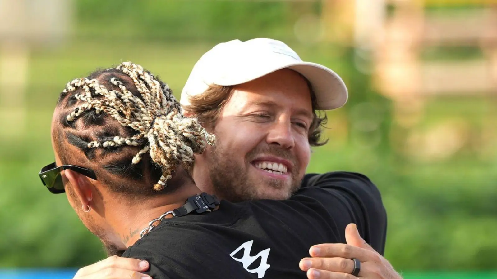 Mercedes-Pilot Lewis Hamilton (vorne) und Sebastian Vettel vor dem Großen Preis von Japan. (Foto: Toru Hanai/AP/dpa)