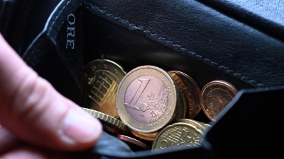 Bei vielen Menschen in Deutschland ist die Sorge um die eigene finanzielle Zukunft groß. (Symbolbild) (Foto: Federico Gambarini/dpa)