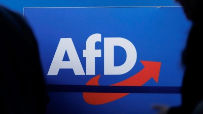 Ein Politiker der AfD hat eine strafbare SA-Losung auf Plakate drucken lassen. (Foto: Carsten Koall/dpa)