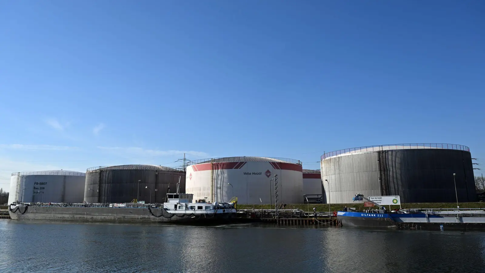 Ihre strategischen Ölreserven geben Volkswirtschaften jeweils in Krisensituationen frei, um den Ölmarkt zu stabilisieren oder auf Versorgungsengpässe zu reagieren. (Archivbild) (Foto: Federico Gambarini/dpa)