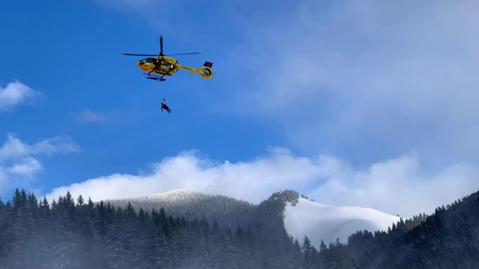 Einsatz im Gebirge: Die Bergretter im Heli sind oft die letzte Hoffnung bei Notfällen im alpinen Raum. (Foto: Annette Reuther/dpa/dpa-tmn)