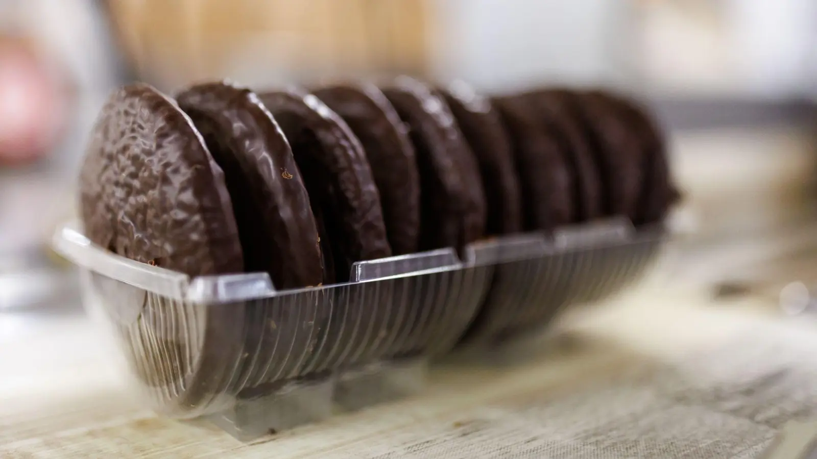 Aktueller Check der Stiftung Warentest: 39 von 49 untersuchten Lebkuchen, Spekulatius und Vanillekipferln enthielten nur sehr wenig Acrylamid. (Foto: Daniel Karmann/dpa/dpa-tmn)