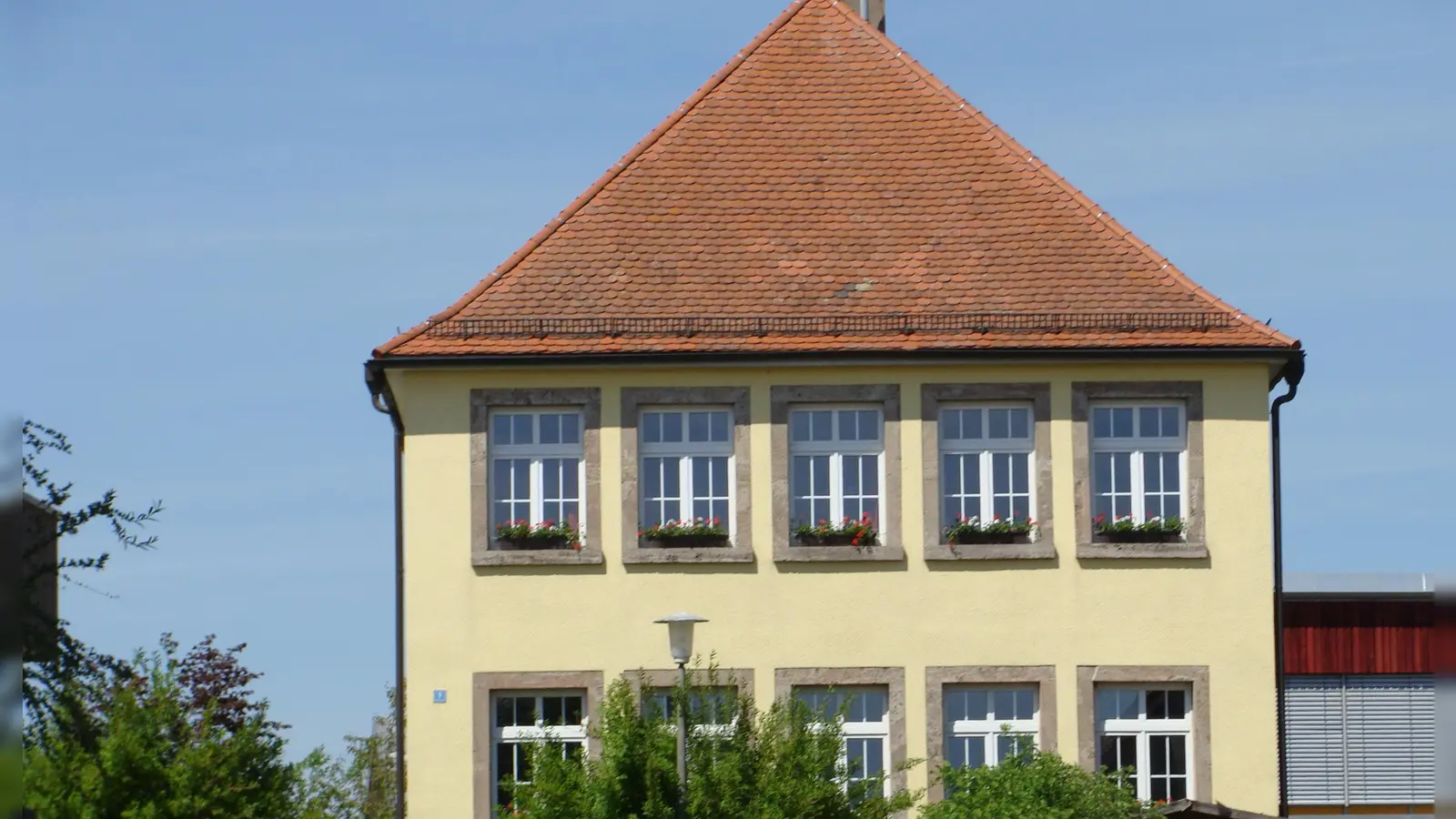 Die Gemeindeverwaltung in Steinsfeld: Wer künftig dort die Chefrolle haben wird, ist nach dem überraschenden Kandidaturverzicht von Bürgermeisterin Margarita Kerschbaum völlig unklar. (Archivbild: Inge Koberstein)