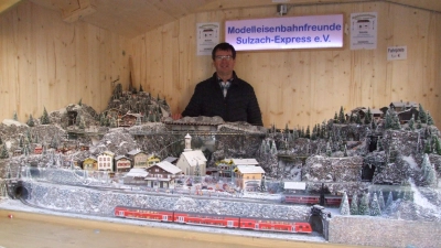 Aus Sicht des Vorsitzenden der Modelleisenbahnfreunde Sulzach-Express Feuchtwangen, Johann Fuchs, hat sich der Aufwand gelohnt. Die Besucherinnen und Besucher des Feuchtwanger Weihnachtsmarkts seien von der neuen Anlage begeistert. (Foto: Jasmin Kiendl)