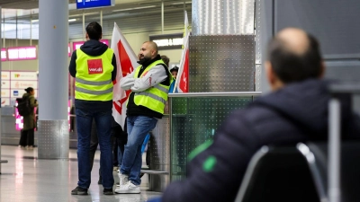 Am Flughafen in Düsseldorf konnten Passagiere trotz des Streiks vereinzelt einchecken und ihr Gepäck aufgeben.  (Foto: Christoph Reichwein/dpa)