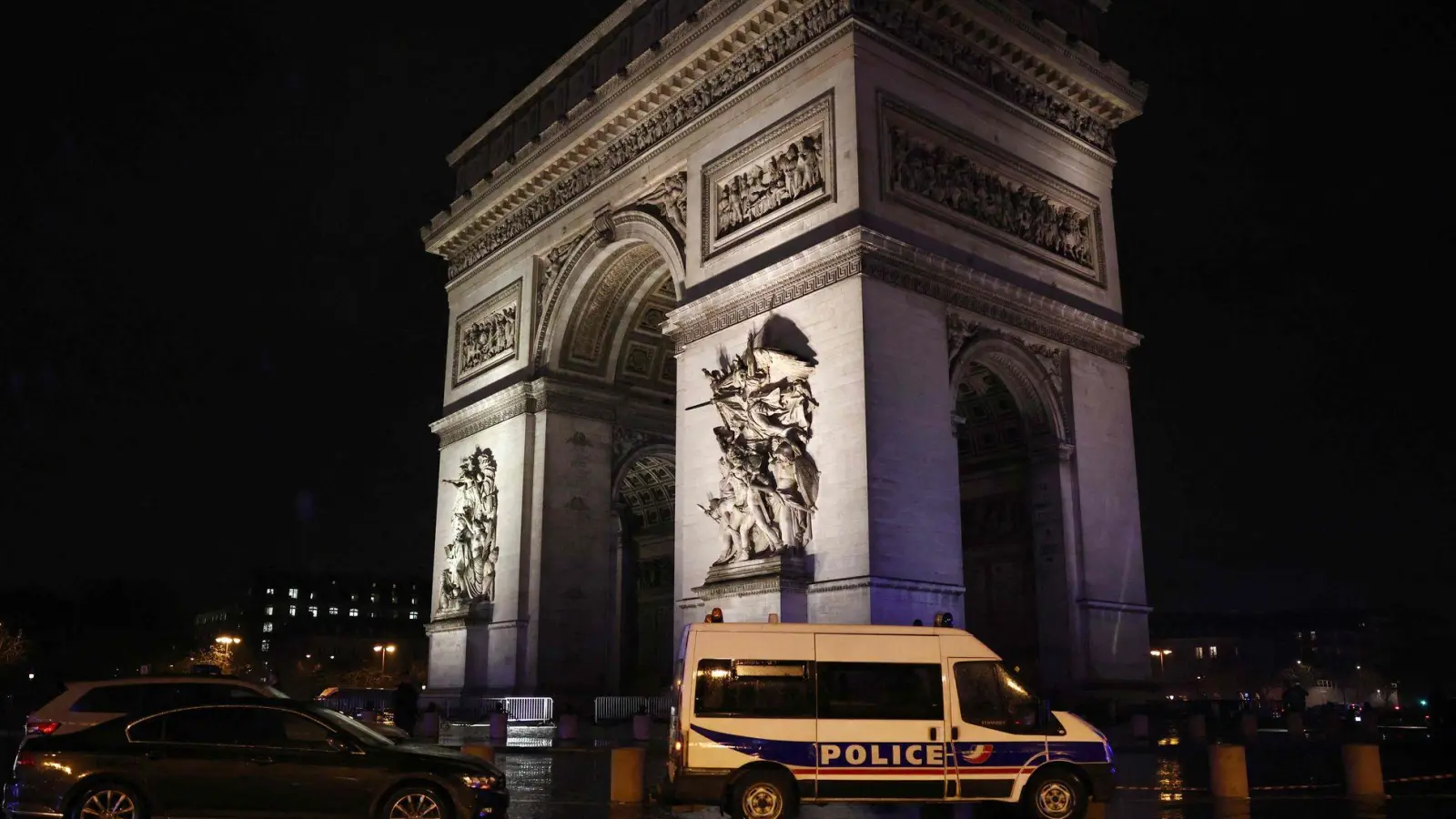 Am Triumphbogen wurde ein Gendarm angegriffen. (Foto: Guillaume Baptiste/AFP/dpa)