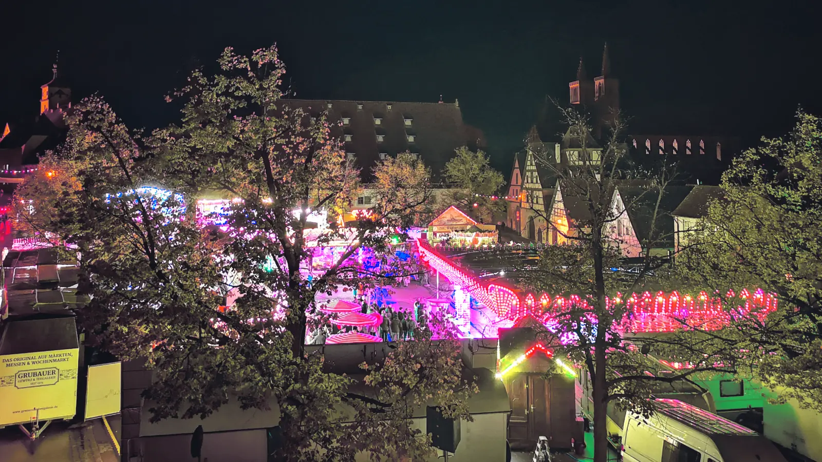 Die historischen Türme und Dachlandschaften bilden vor allem abends eine reizvolle Kulisse für die Herbstmesse. Innerhalb der Stadtmauern ein echtes, wenn auch relativ kleines Volksfest zu bieten, ist eine Besonderheit in der Region. (Foto: Jürgen Binder)