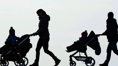 Nach einer Forsa-Umfrage für Save the Children haben viele Eltern finanzielle Sorgen. (Symbolbild) (Foto: Felix Kästle/dpa)