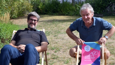 Kreisfachberater Richard Krämer (rechts) verabschiedet sich in den Ruhestand, sein Nachfolger steht schon fest: der Trautskirchener Joris Callens (links). Beide freuen sich bereits auf die Landesgartenschau 2027 in Bad Windsheim. (Foto: Johannes Zimmermann)