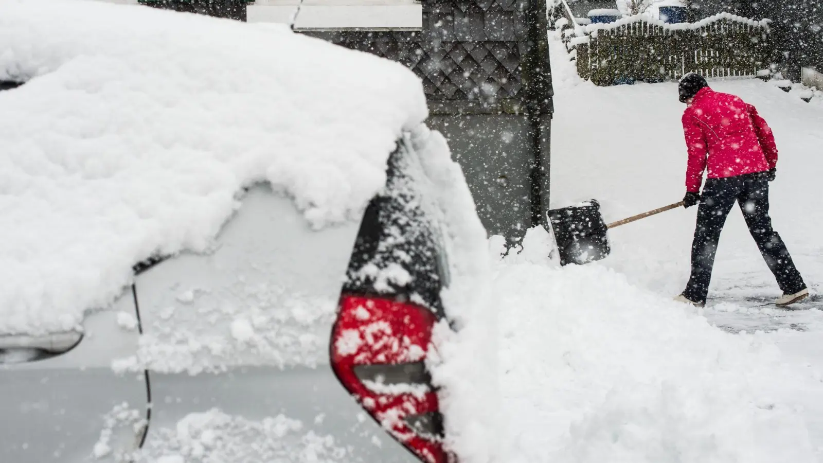 Verkehrssicherungspflicht: Eigentümer und Mieter müssen Gehwege und Zugänge bei Schnee und Eis sicher passierbar halten. (Foto: Bernd Thissen/dpa/dpa-tmn)