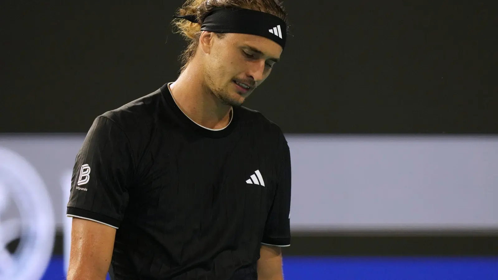 Scheiterte in Miami erneut an Jannik Sinner: Alexander Zverev hat die letzten sieben Duelle mit dem Italiener verloren. (Foto: Marta Lavandier/AP/dpa)