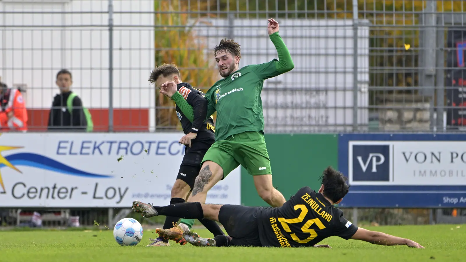 Gefordert war die Ansbacher Defensive mit Michael Belzner (grünes Trikot) gegen Bayreuth (am Boden Eroll Zejnullahu. (Foto: Martin Rügner)